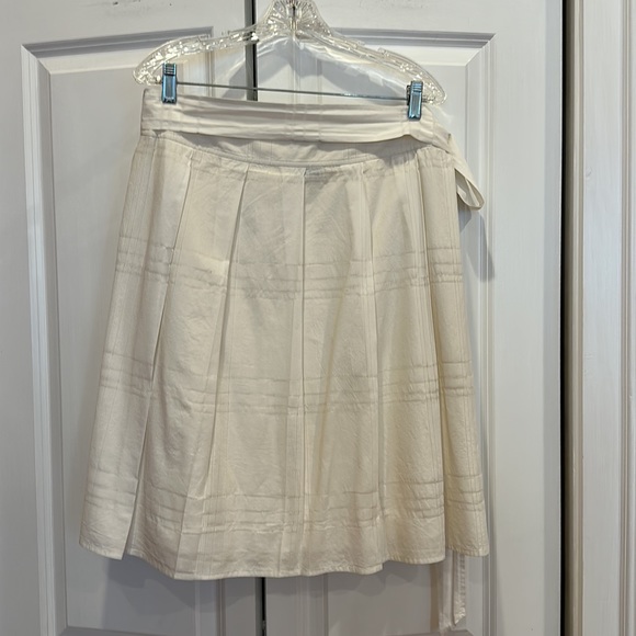 Theory, size 12, white, pleated, wraparound skirt - Picture 3 of 12